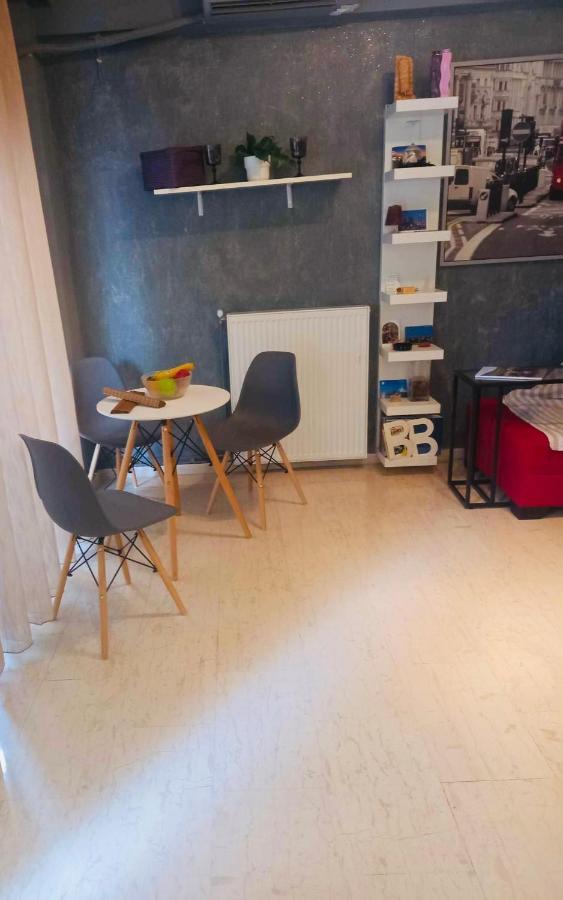 Amelia In Apartment